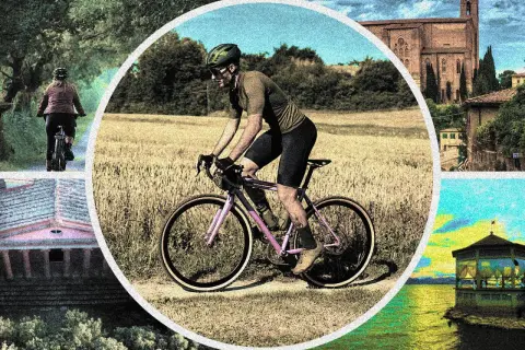 Ciclista su strade bianche toscana bici, tra campi di grano e scorci di borghi medievali.