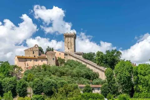 Torre e mura medievali di Vicopisano cosa vedere, un borgo toscano immerso nel verde.