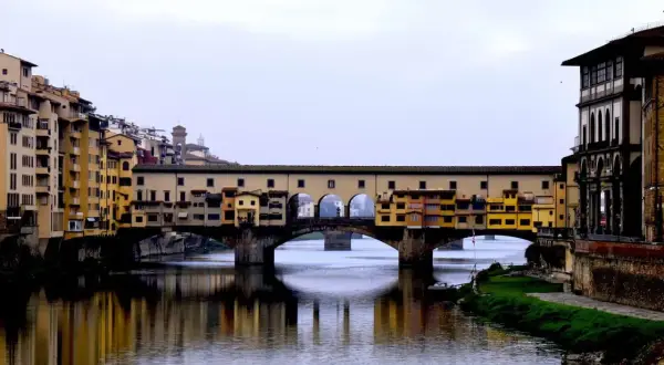 Il famoso ponte di Firenze, Ponte Vecchio, con le sue botteghe colorate che si specchiano sull'Arno.