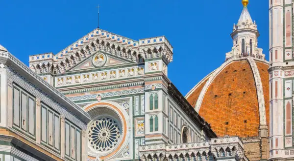 La cupola del Brunelleschi e la facciata del Duomo di Firenze, tra i più bei posti da visitare a Firenze.