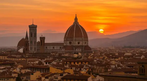 Un magico sonnenuntergang florenz illumina il Duomo e i tetti della città, creando un'atmosfera incantevole.