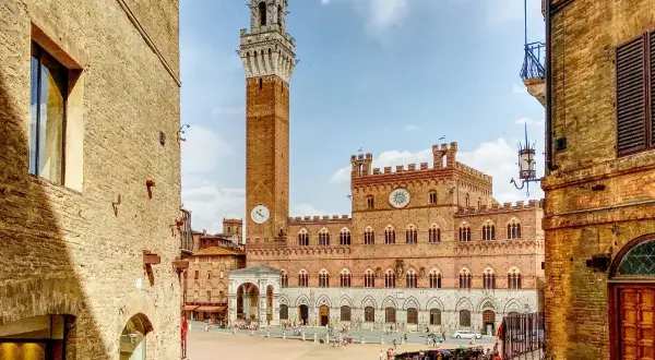 Piazza del Campo a Siena, con la Torre del Mangia e il Palazzo Pubblico, tra i più famosi monumenti italiani.