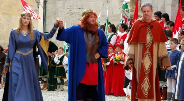 La dama blu e il Barbarossa a San Quirico, in un corteo storico.