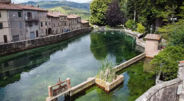 La peschiera di Santa Fiora, con le sue acque cristalline e gli edifici storici, incanta con la sua bellezza.