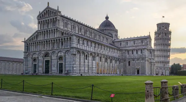 La piazza del Duomo di Pisa, con la sua cattedrale e la Torre Pendente, è uno dei più celebri monumenti della Toscana.