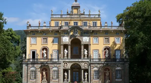 Magnifica villa lucchese con statue e un giardino curato, un esempio di architettura rinascimentale.