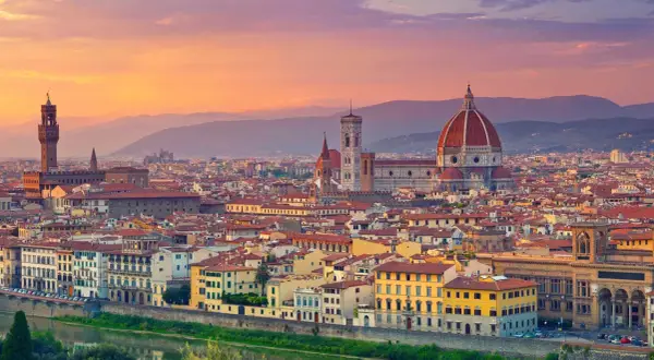 Un tramonto magico su Firenze, ideale per chi vuole visiter Florence. La cupola del Duomo domina la città.