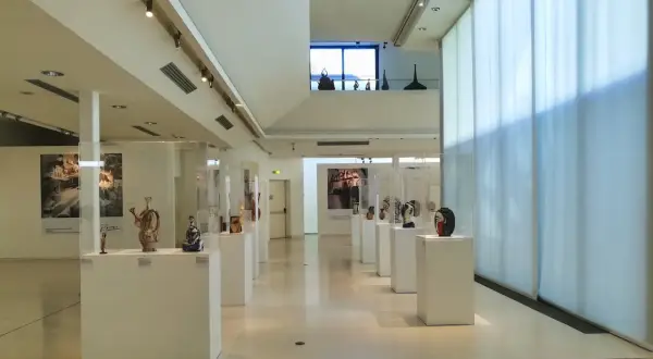 Galleria d'arte moderna a Faenza, cosa vedere: ceramiche e sculture in esposizione in un ambiente luminoso e minimalista.