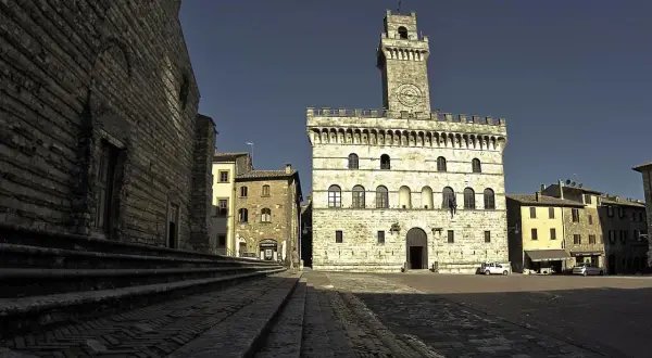 Piazza del Popolo a Montepulciano, con il Palazzo Comunale e la torre dell'orologio.