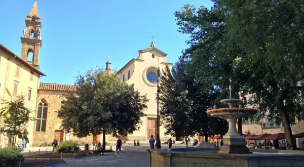 Fontana in piazza Santo Spirito, Firenze, con la chiesa e il campanile sullo sfondo.