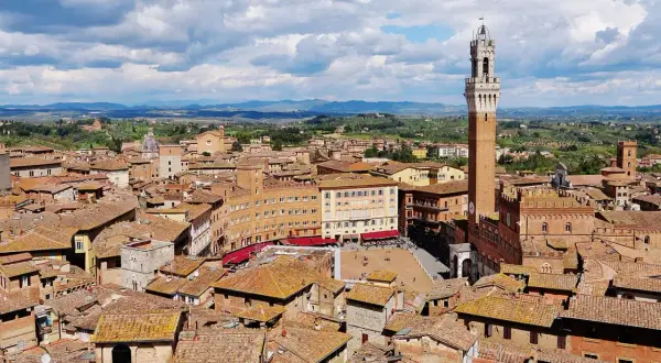 Vista aerea di Siena con la Torre del Mangia e Piazza del Campo, pronta per il Palio di Siena.