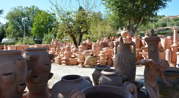 Vasta esposizione di terracotta a Impruneta, Firenze: vasi, statue e decorazioni da giardino sotto il sole toscano.