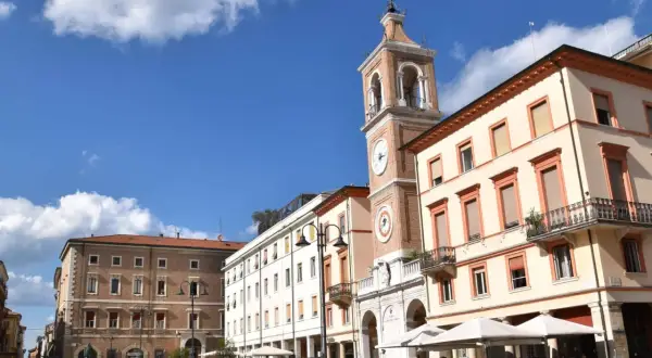 Piazza Cavour a Rimini, con la torre dell'orologio e i palazzi storici, un luogo da scoprire tra le cose da vedere a Rimini.