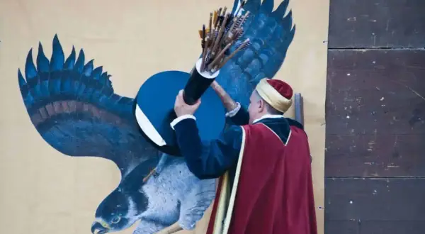 Uomo in abiti storici con faretra piena di frecce, pronto a colpire il bersaglio del balestro del girifalco.