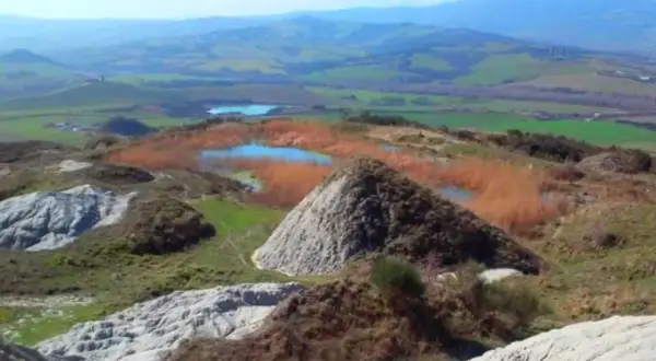 Paesaggio collinare con laghetti e canneti nella riserva naturale Pietraporciana.