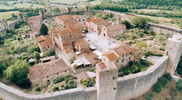 Vista aerea di Monteriggioni, un borgo medievale fortificato. Perfetto per scoprire cosa vedere a Monteriggioni, tra torri e mura imponenti.