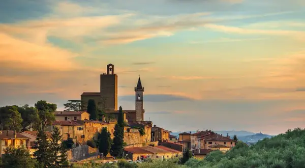 Borgo medievale al tramonto, con torri e case in pietra. Ecco cosa vedere a Vinci, un gioiello toscano tra ulivi secolari.