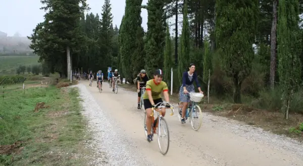 Ciclisti su strada sterrata, un'avventura eroica in bici 3 giorni tra cipressi e vigneti.
