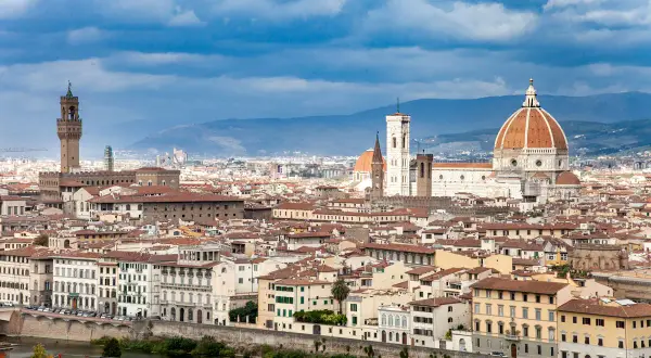 Un giorno a Firenze: vista panoramica della città con il Duomo, il Campanile di Giotto e Palazzo Vecchio sotto un cielo nuvoloso.