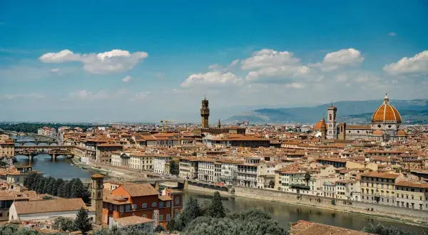Panorama di Firenze con Ponte Vecchio e Duomo. Perfetta per gite di un giorno da Firenze, con il fiume Arno che scorre sereno.