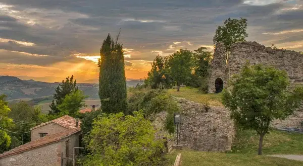 Antico rudere e casolare in pietra, tra i borghi da visitare vicino a Forlì, al tramonto.