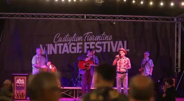 Musicisti sul palco del Castiglion Fiorentino Vintage Festival, con un contrabbasso e una chitarra.