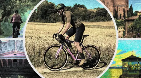 Ciclista su strade bianche toscana bici, tra campi di grano e scorci di borghi medievali.