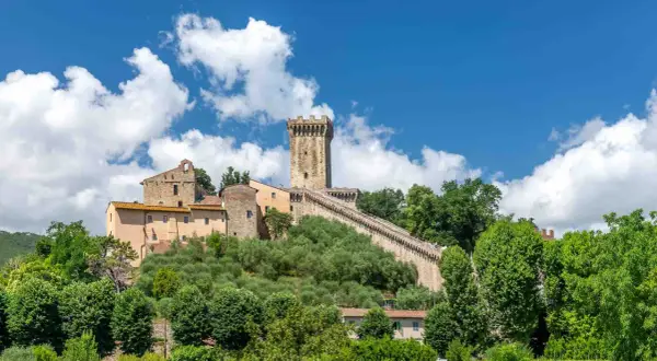 Torre e mura medievali di Vicopisano cosa vedere, un borgo toscano immerso nel verde.