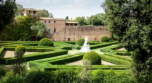 Giardini all'italiana a San Quirico d'Orcia cosa vedere: labirinti verdi, statue e un antico palazzo.