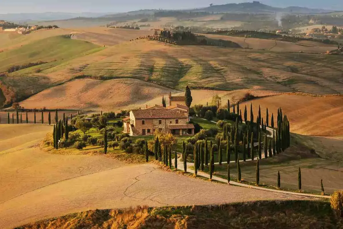 Colline toscane, un casale circondato da cipressi, come una scena da Il Gladiatore.