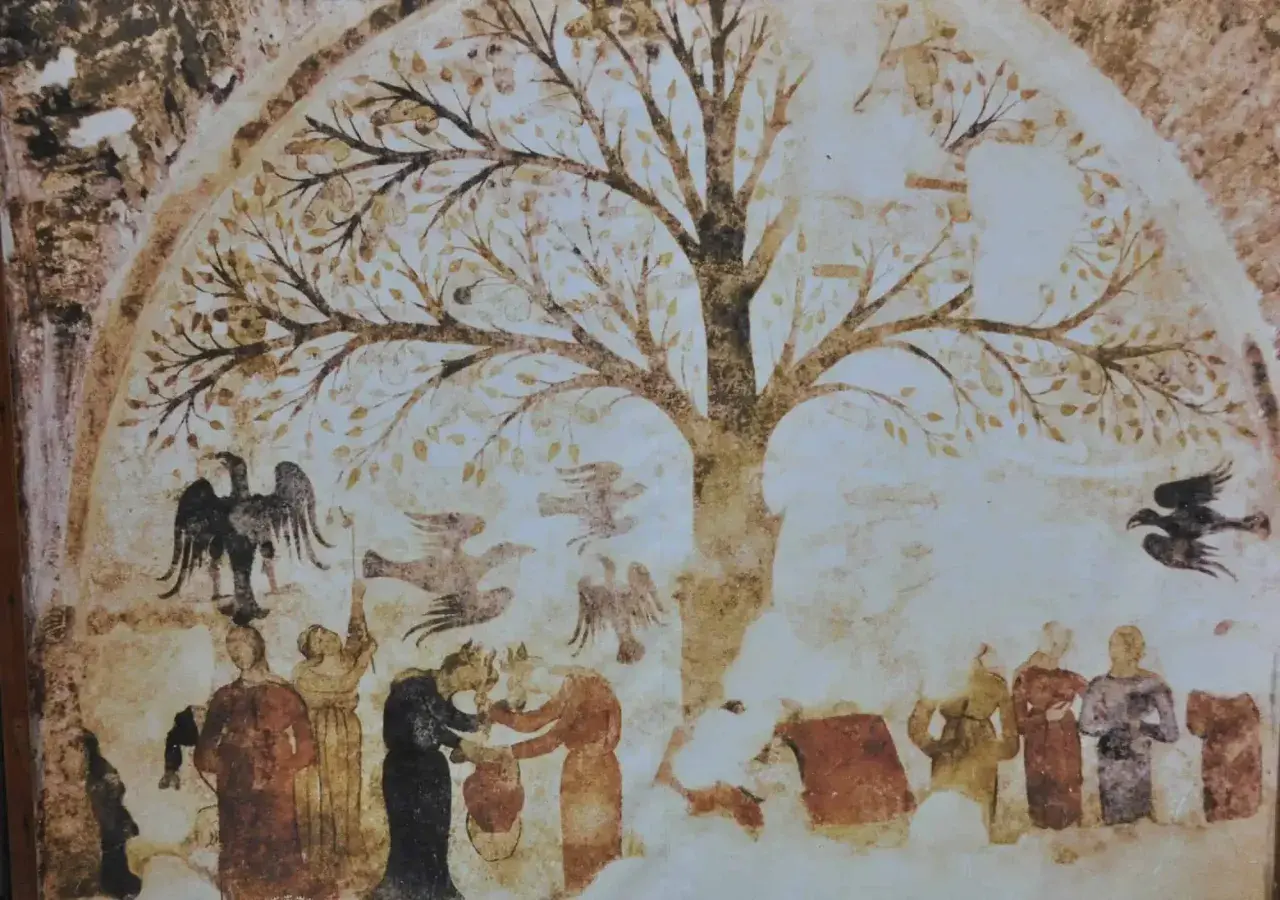 Antico affresco a Massa Marittima: un albero della vita con figure umane e uccelli, forse un racconto di antiche tradizioni.