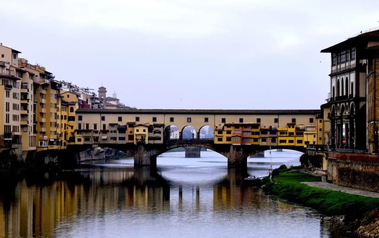 Il famoso ponte di Firenze, Ponte Vecchio, con le sue botteghe colorate che si specchiano sull'Arno.