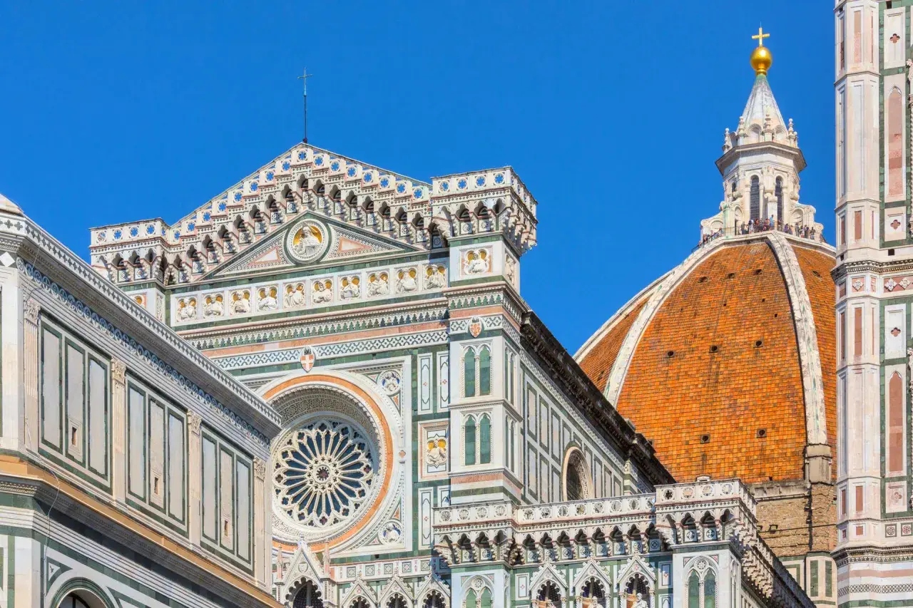 La cupola del Brunelleschi e la facciata del Duomo di Firenze, tra i più bei posti da visitare a Firenze.