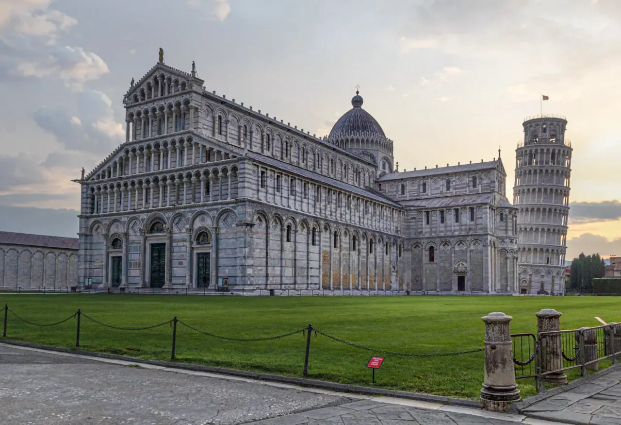La piazza del Duomo di Pisa, con la sua cattedrale e la Torre Pendente, è uno dei più celebri monumenti della Toscana.