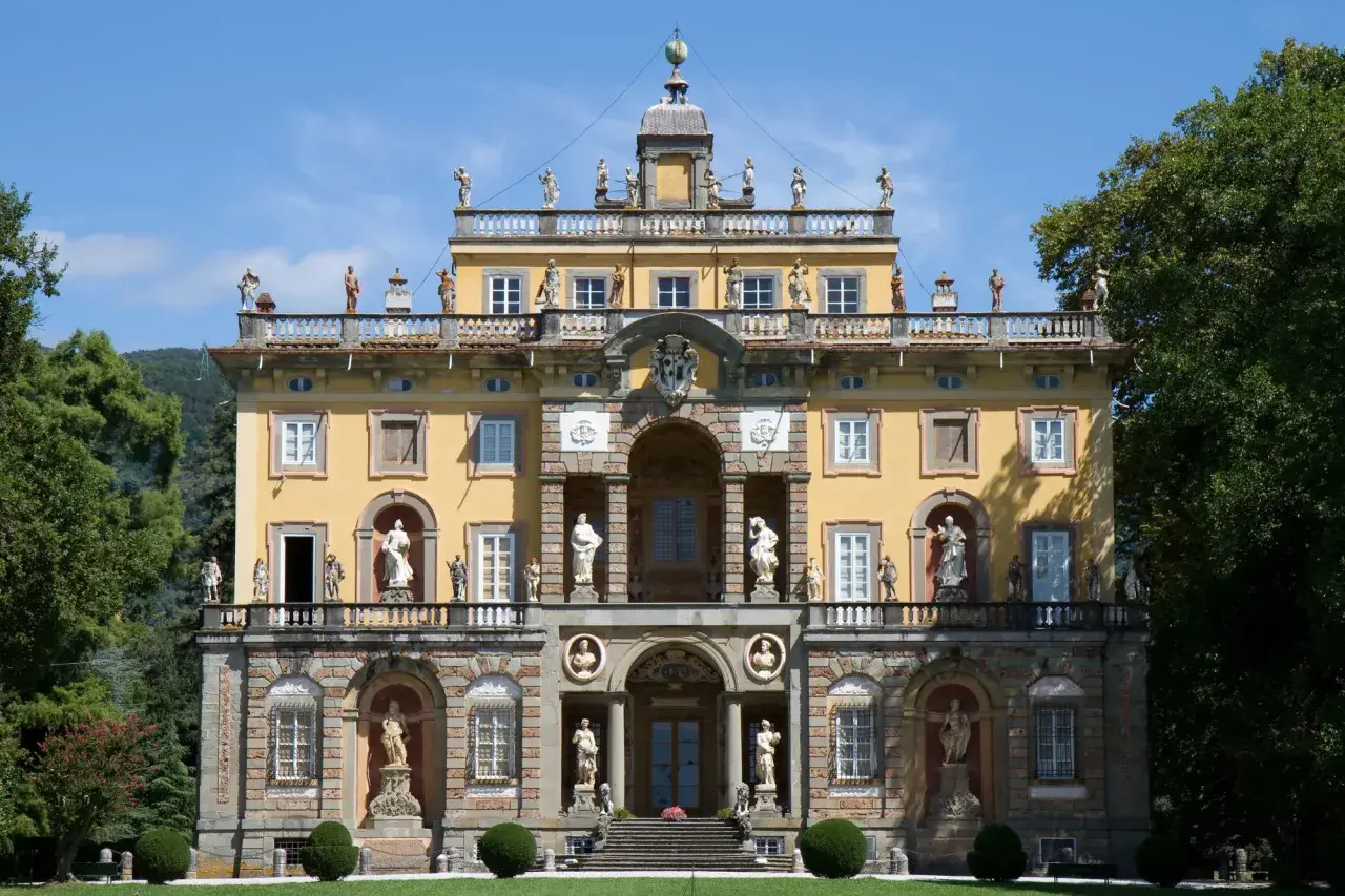 Magnifica villa lucchese con statue e un giardino curato, un esempio di architettura rinascimentale.