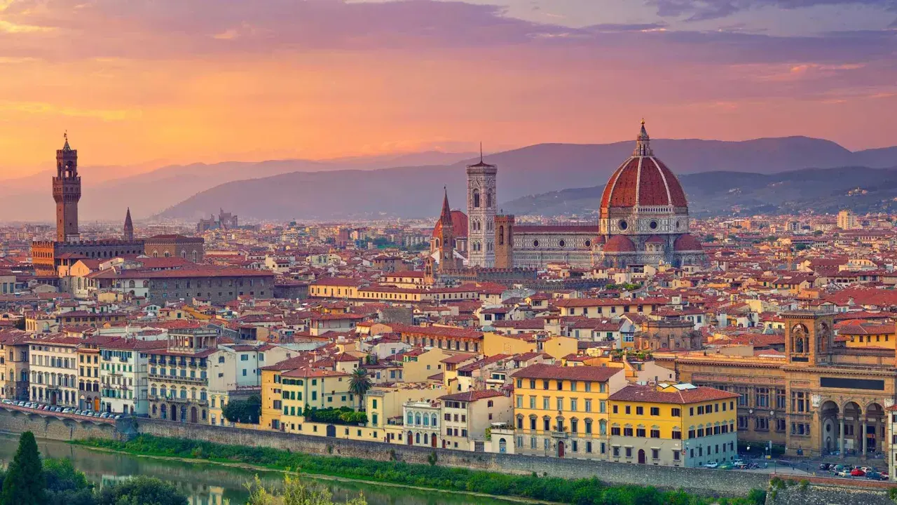 Un tramonto magico su Firenze, ideale per chi vuole visiter Florence. La cupola del Duomo domina la città.