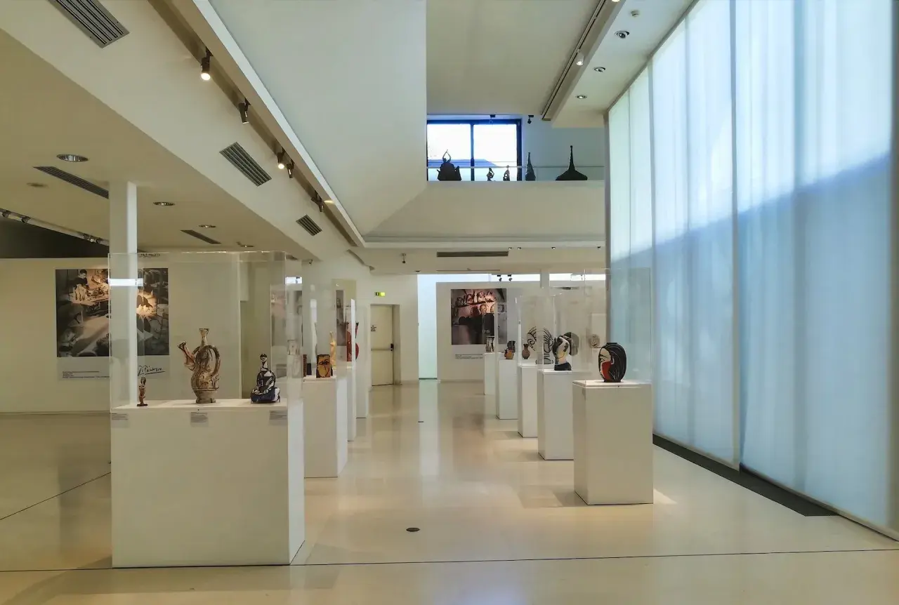 Galleria d'arte moderna a Faenza, cosa vedere: ceramiche e sculture in esposizione in un ambiente luminoso e minimalista.