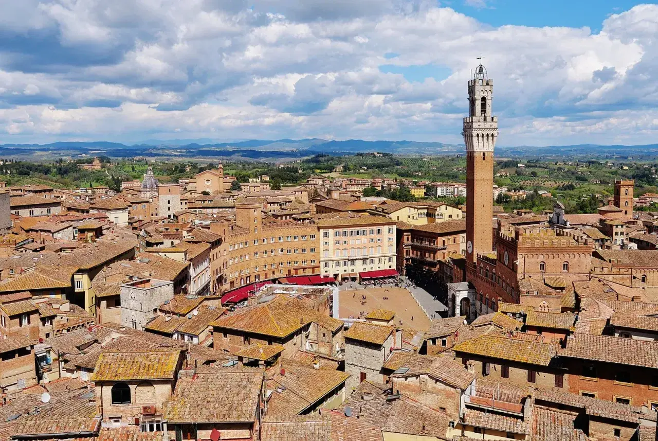 Vista aerea di Siena con la Torre del Mangia e Piazza del Campo, pronta per il Palio di Siena.