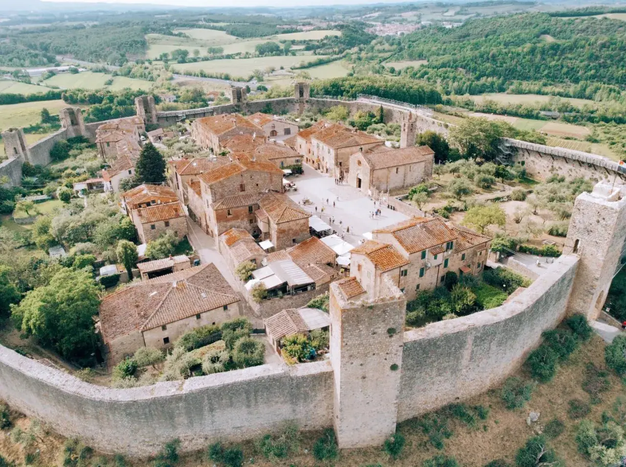 Vista aerea di Monteriggioni, un borgo medievale fortificato. Perfetto per scoprire cosa vedere a Monteriggioni, tra torri e mura imponenti.