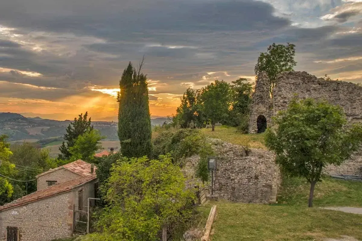 Antico rudere e casolare in pietra, tra i borghi da visitare vicino a Forlì, al tramonto.