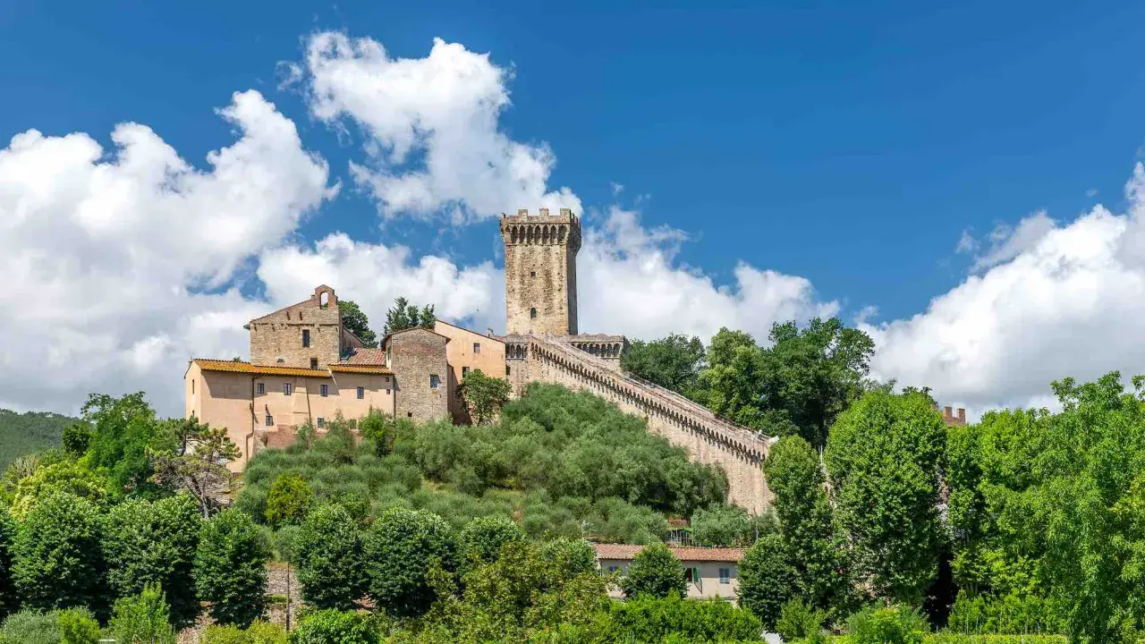 Torre e mura medievali di Vicopisano cosa vedere, un borgo toscano immerso nel verde.