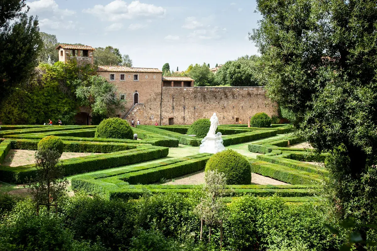 Giardini all'italiana a San Quirico d'Orcia cosa vedere: labirinti verdi, statue e un antico palazzo.