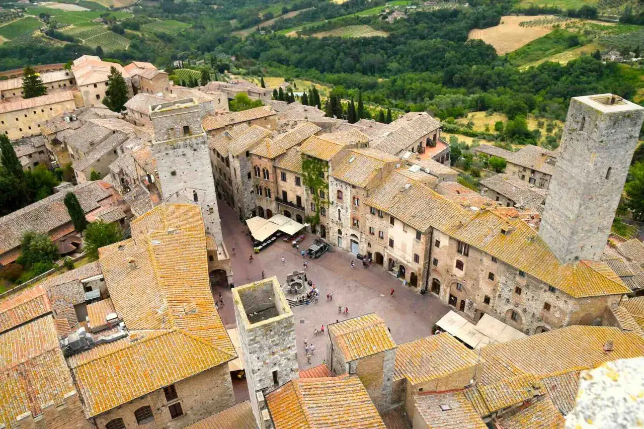Vista aerea di San Gimignano, gioiello dell'alta Toscana. Cosa vedere: torri medievali, piazze vivaci e colline verdi.
