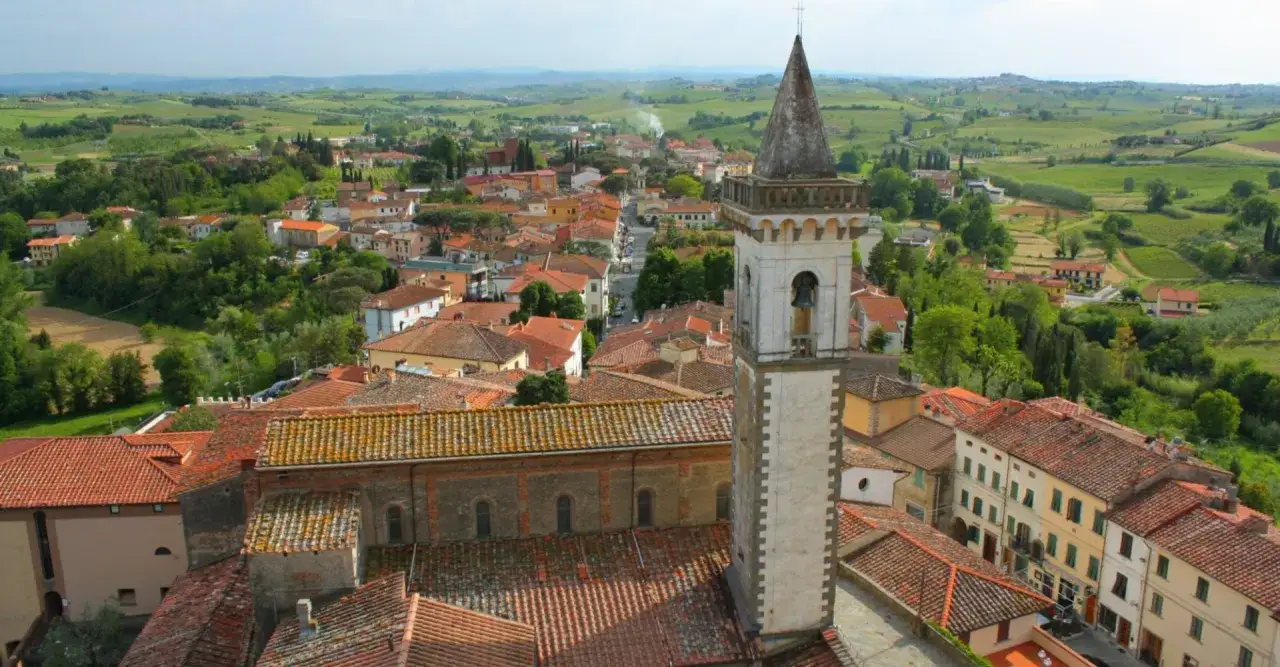 Panoramica di Vinci, con la torre campanaria in primo piano e le colline toscane sullo sfondo. Un luogo incantevole da scoprire, tra storia e paesaggi mozzafiato.