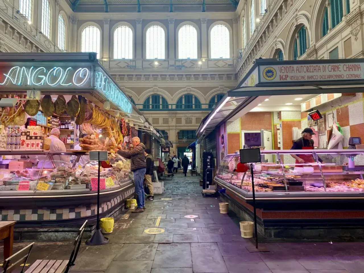 Angolo del mercato di Livorno con salumi e carni esposte.