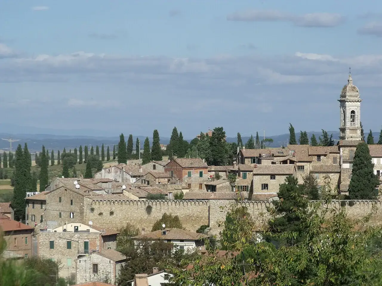 San Quirico d'Orcia: cosa vedere in questo borgo toscano con la sua torre campanaria e le case in pietra.