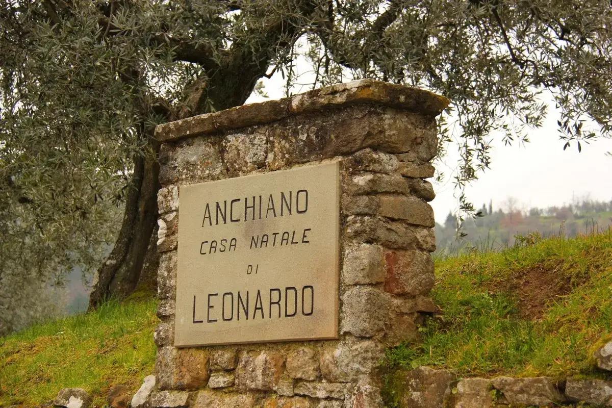 Cartello in pietra ad Anchiano, casa natale di Leonardo, nel cuore della Toscana.