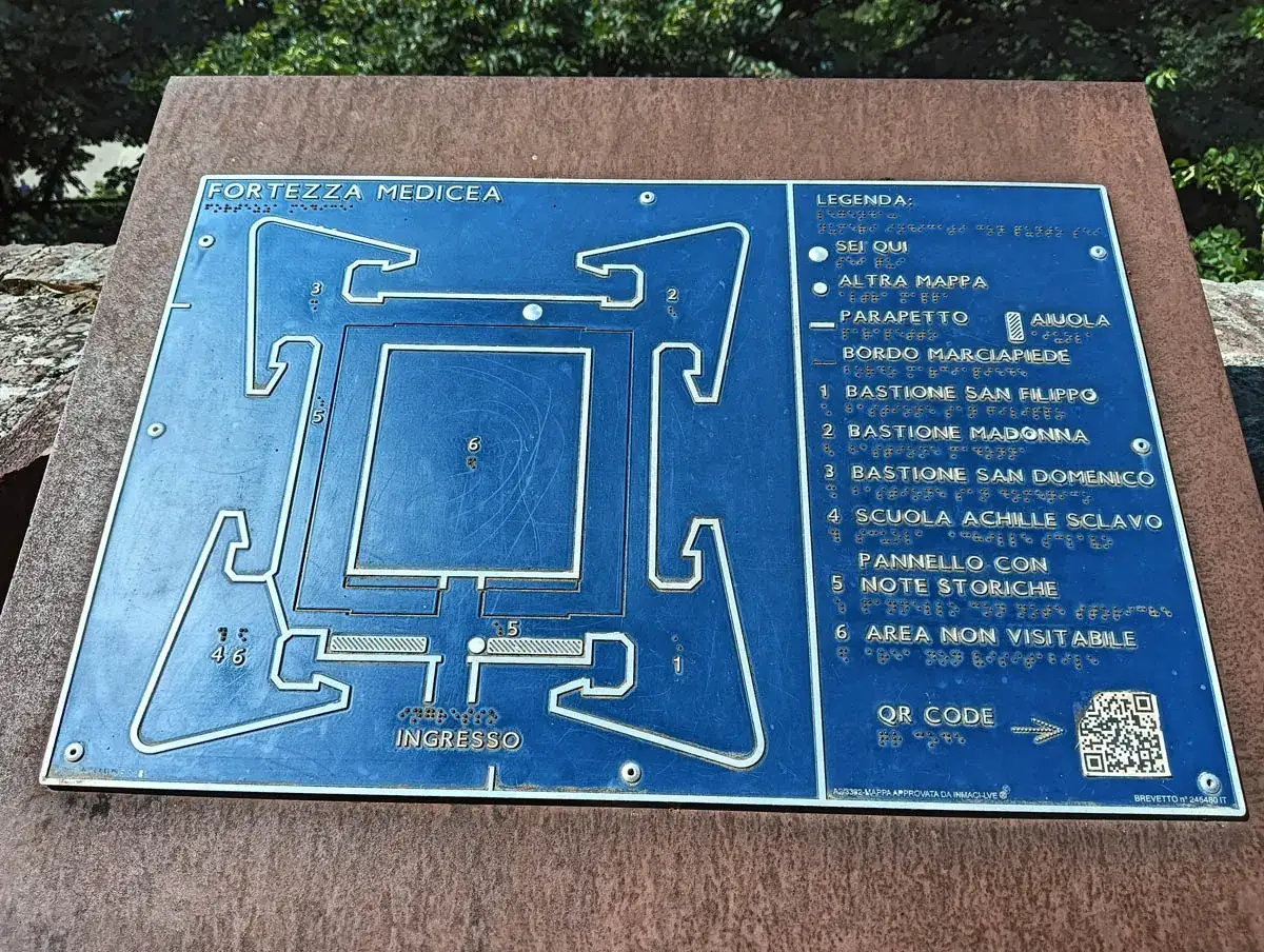 Mappa tattile della Fortezza Medicea di Siena, con legenda e indicazioni per non vedenti.
