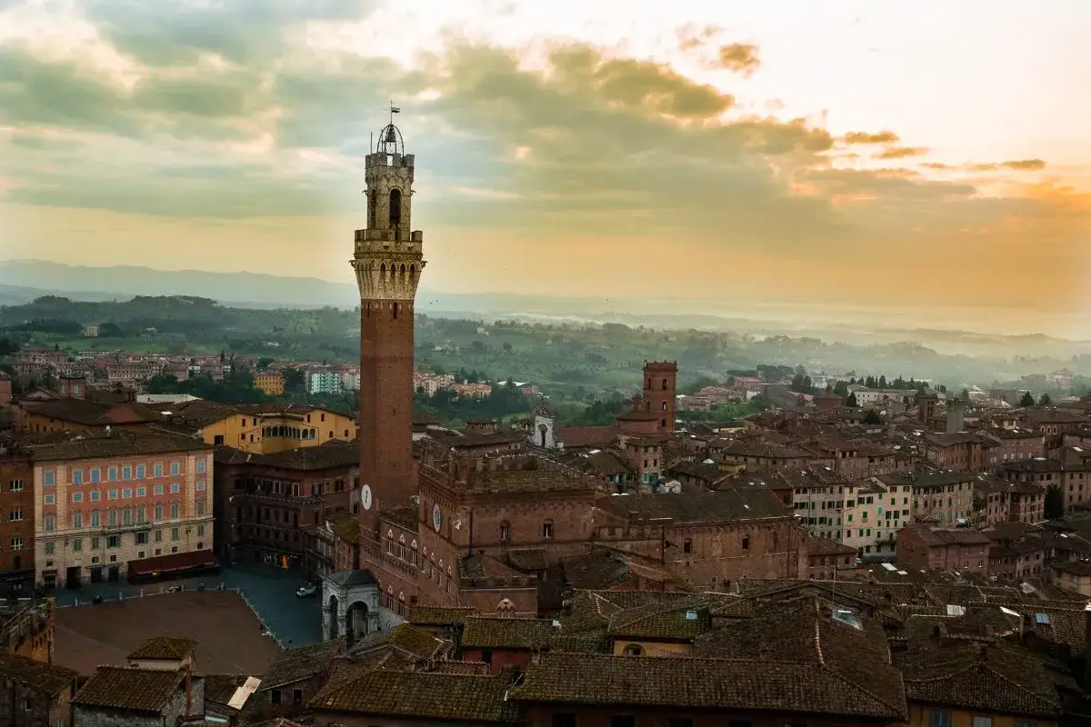 Torre del Mangia domina il panorama di Siena, un'icona del turismo toscano.
