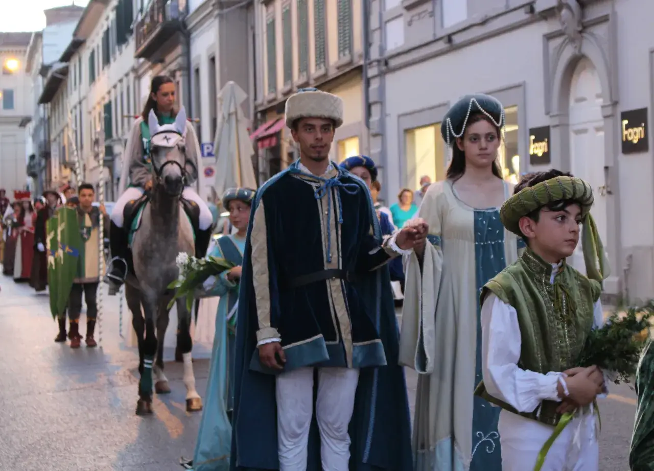 Sfilata in costume storico con cavallo e figuranti in abiti d'epoca, che ricordano una giostra dell'orso.